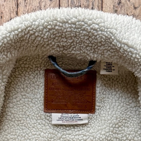 Levi's Ex-Boyfriend Sherpa Trucker Denim Jacket in Addicted To Love, size small - Picture 5 of 11